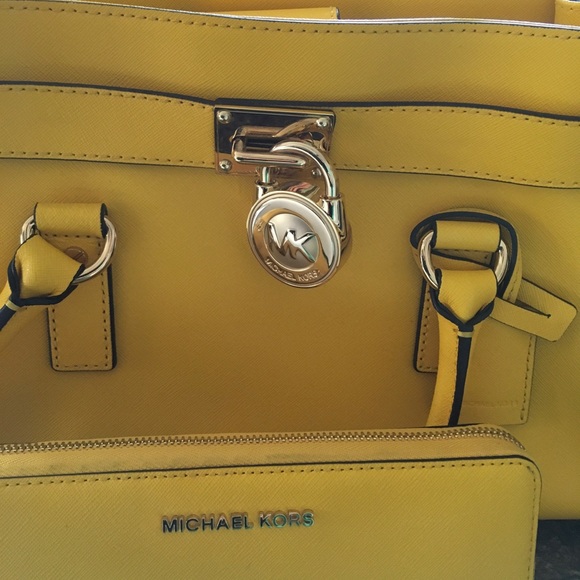 ✨💛Michael Kors purse & wallet💛✨ - Picture 3 of 12